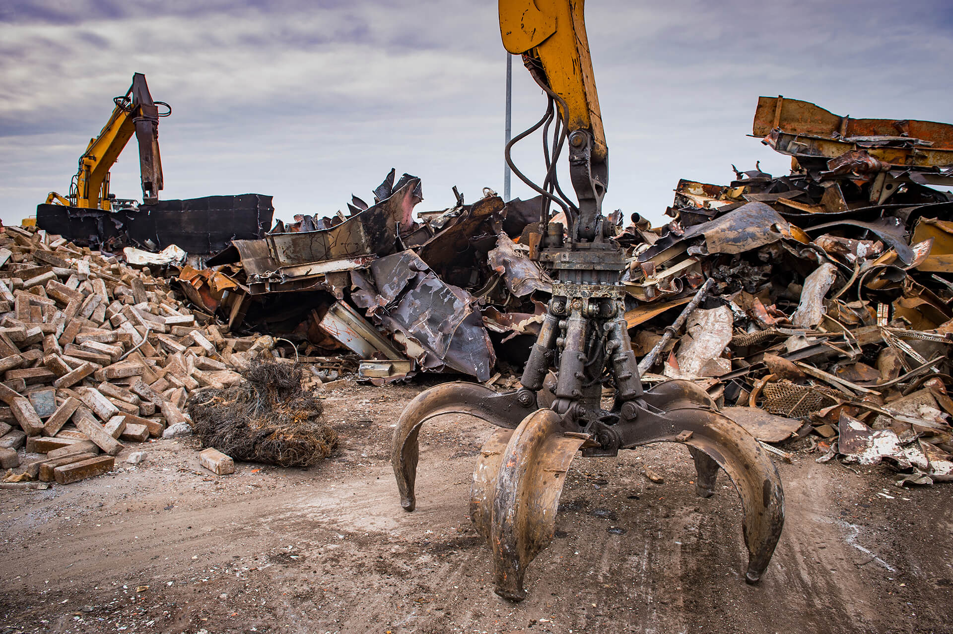 Δαγκάνα μεταφοράς μετάλλων σε scrapyard